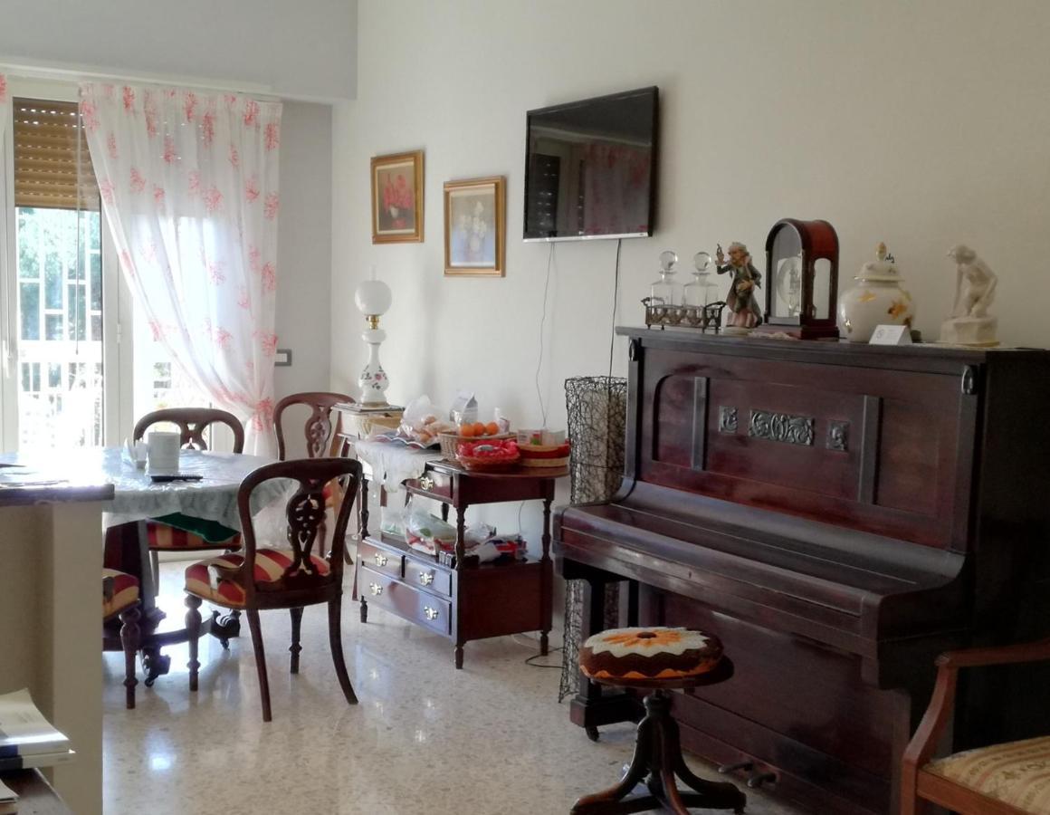 Le Rondini Bed & Breakfast เนเปิลส์ ภายนอก รูปภาพ