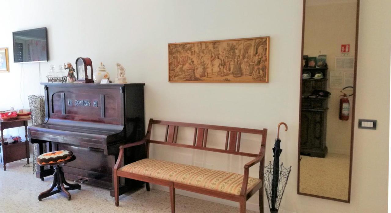 Le Rondini Bed & Breakfast เนเปิลส์ ภายนอก รูปภาพ