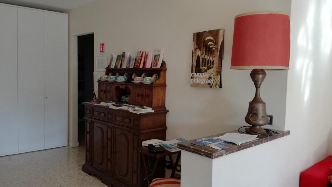 Le Rondini Bed & Breakfast เนเปิลส์ ภายนอก รูปภาพ