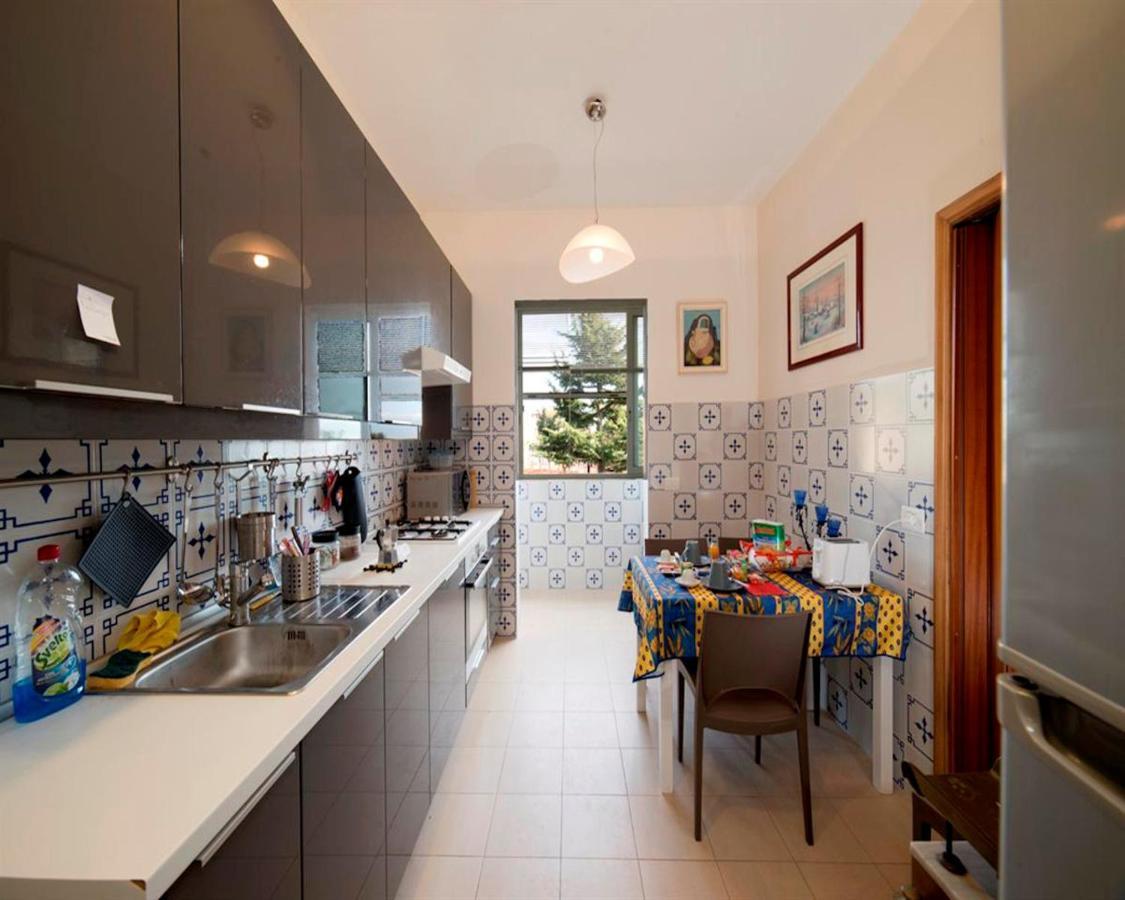 Le Rondini Bed & Breakfast เนเปิลส์ ภายนอก รูปภาพ